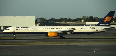 Icelandic 757-300 landing in JFK 31R