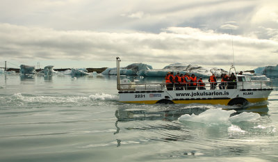 Amphibous vehicle sailing through Skalafellsjokull