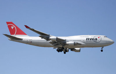 NW 747-400 landing in DTW