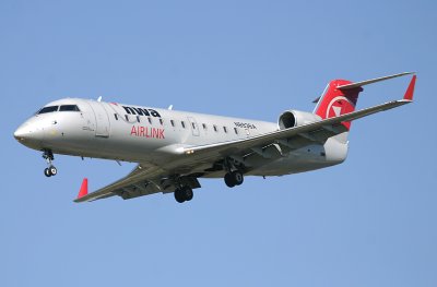 NW CRJ landing in PHL, Oct 2008