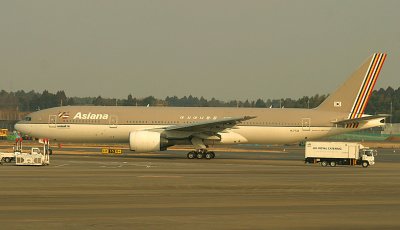 Asiana 777 taxi in NRT