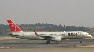 DTW? MSP? No, NW 757 taxi in NRT, March 2008