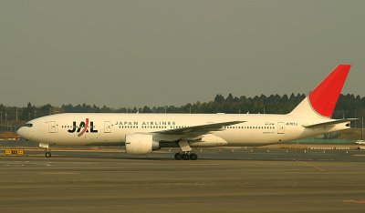JL 777-200 taxi to its gate, NRT, March 2008