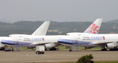 Line up of CI cargo 747s
