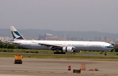 Cathay 777-300 landing in TPE