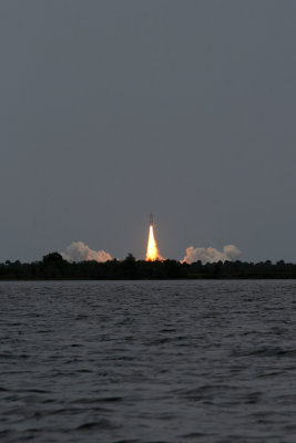 A beautiful launch (7 astronauts bound for Hubble) at 2:01, right before the rain started!
