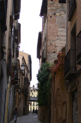 Narrow streets that leads to Plaza Mayor