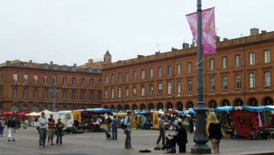 Saturday morning stores on the Capitole square... looks clean enough I thought, until I stepped on the dog poop...