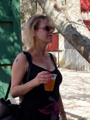 I like the way she handles her beer!