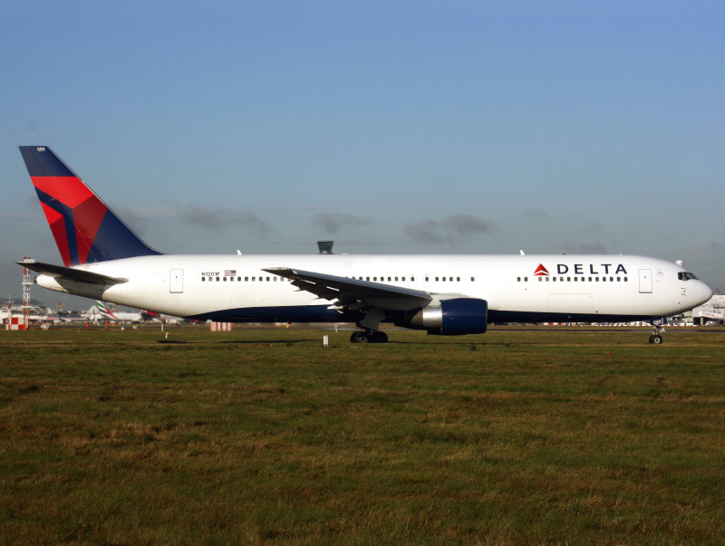 B767-300 N1201P