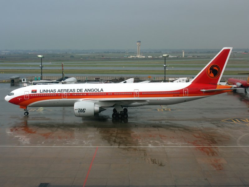 B777-200  D2-TEE 