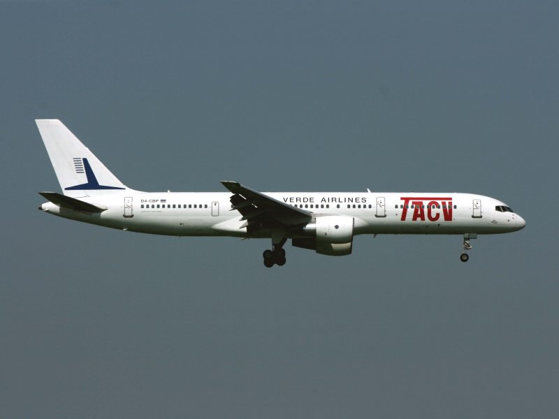B757-200  D4-CBP