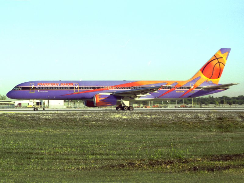 B757-200  N907AW  