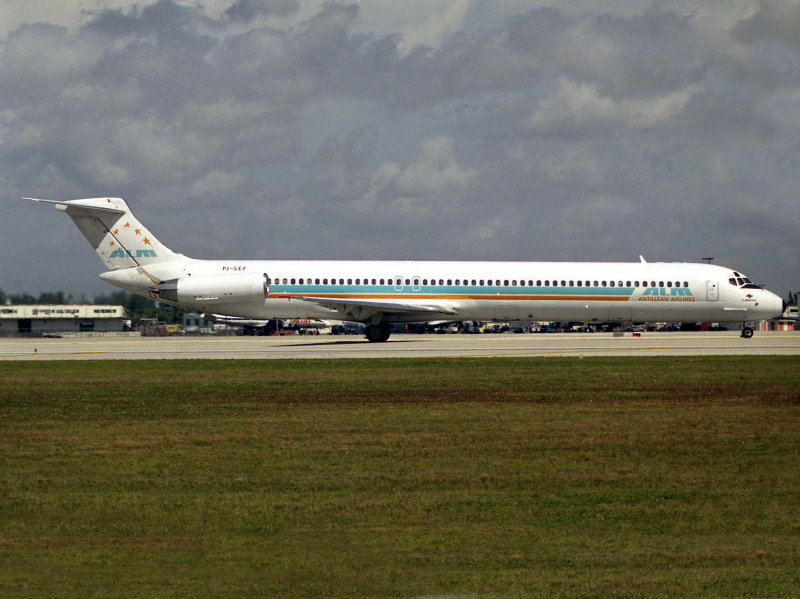 Douglas MD-83  PJ-SEF
