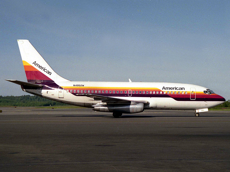 B737-200  N4952W
