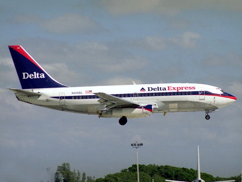 B737-200 N315DL