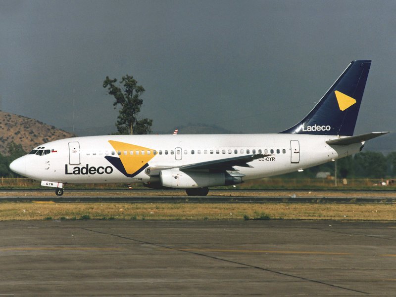B737-200  CC-CYR