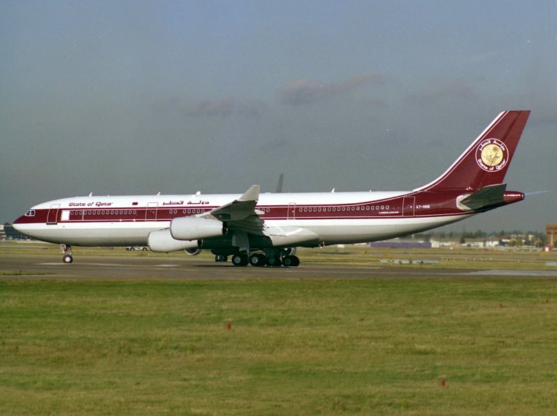 A340-200  A6-HHK