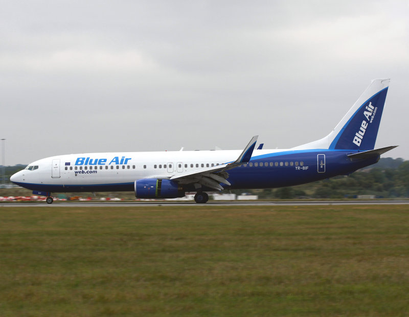 B737-800  YR-BIF