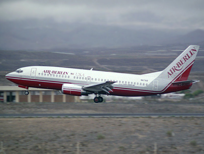 B737-300  N67AB
