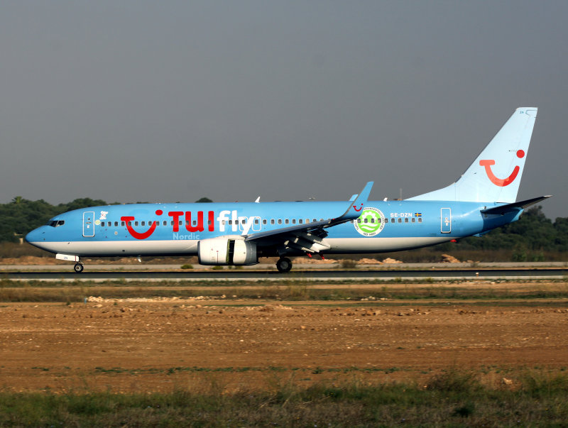 B737-800 SE-DZN