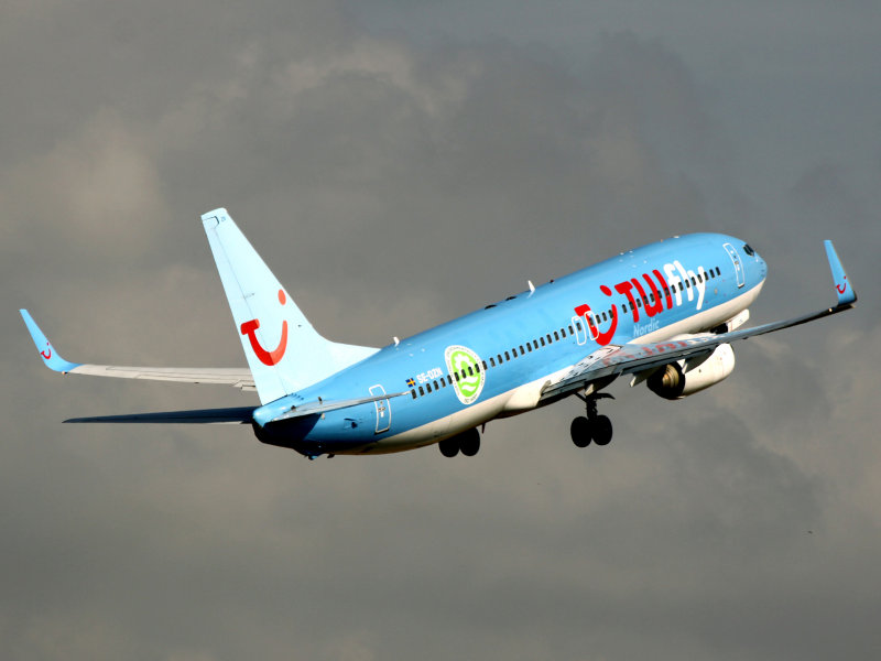 B738 SE-DZN