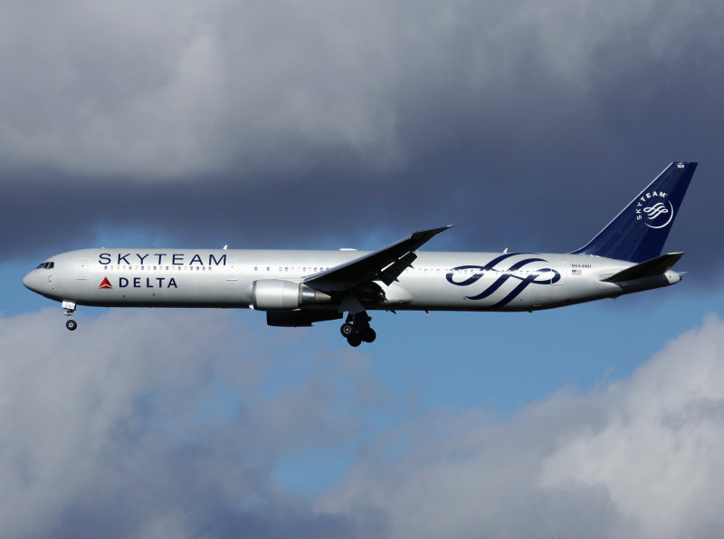 B767-400  N844MH