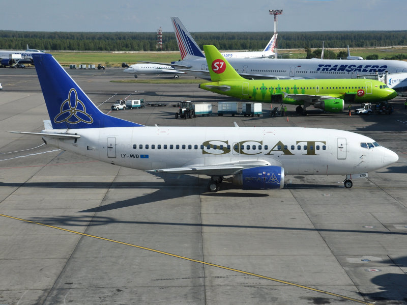 B737-500  LY-AWD