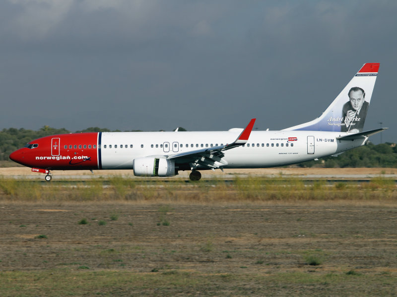 B737-800  LN-DYM  