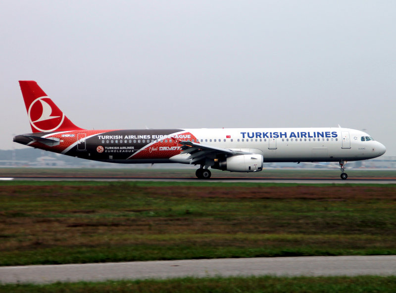 Special scheme at Malpensa arriving on 35R.