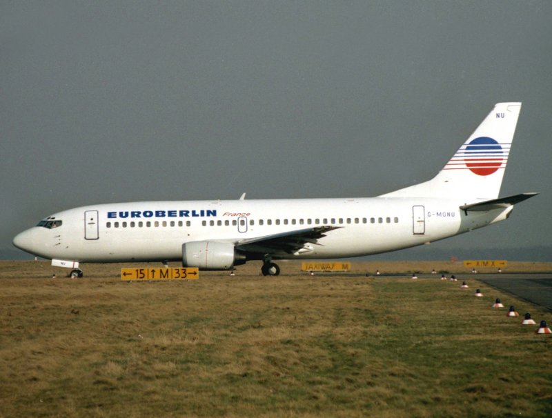 B737-300 G-MONU 