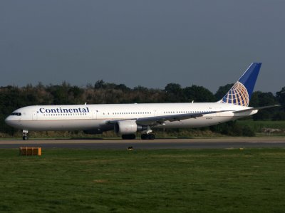 B767-400 N76055