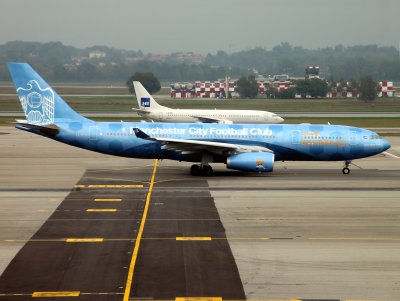 Special Man City promotional livery at Milan Malpensa.