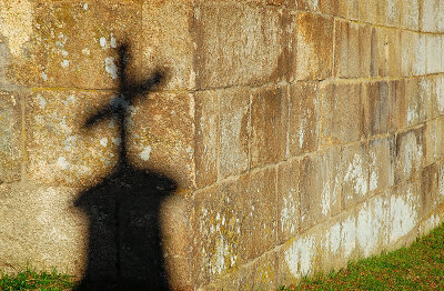 Cruz de sombra na igreja.