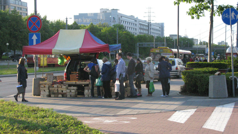 090723 Street corner vendor.jpg