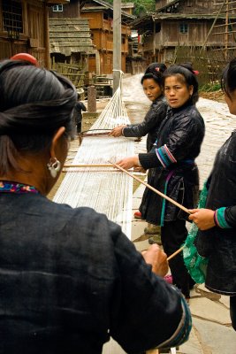 Setting up warp for the loom in Zhaoxing