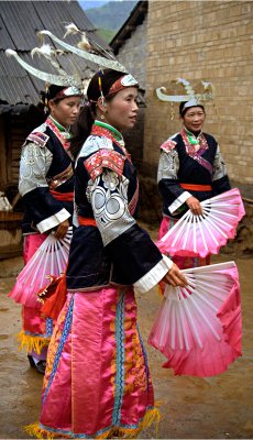  white collar Miao fan dance, horns