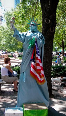 Statue of Liberty Mime before the park