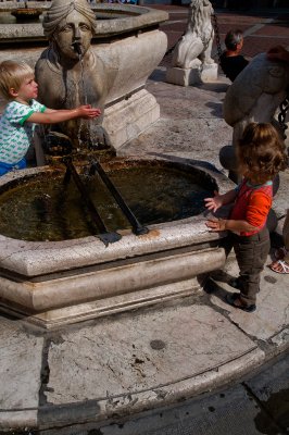 Splashing in Bergamo fountain