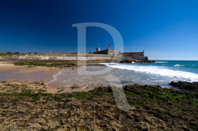 A Praia do Moinho e o Forte de São Julião