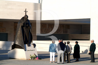 Esttua do Papa Joo Paulo II, do escultor polaco Czeslaw Dzwigaj