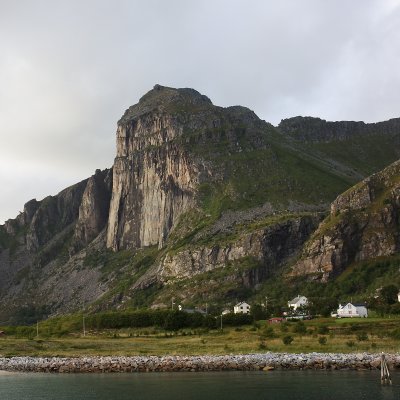 Under fjellfoten.jpg