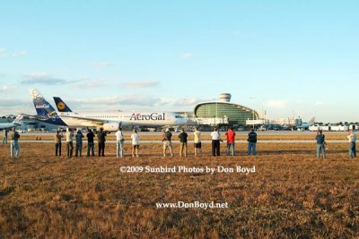 2009 - the annual photographers tour at MIA with Aerogal's B757-236 HC-CHC taxiing in the background, photo #1515