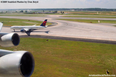 Climbing from Atlanta's runway 27-R onboard B747-451 N670US