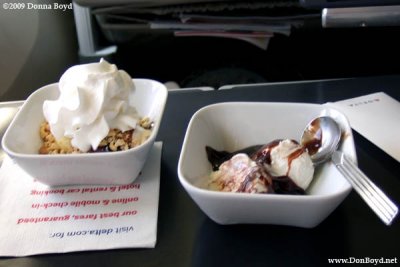 Dessert onboard Northwest flight 803 B747-451 N670US