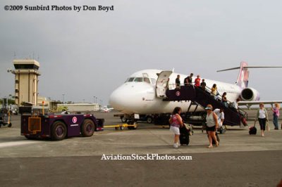 Passengers disembarking Hawaiian Airlines B717-22A N476HA at Kona International Airport