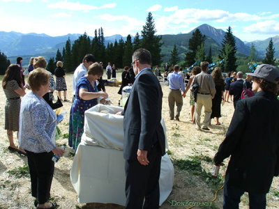 Guests arriving at Justin and Erica's wedding (2649)