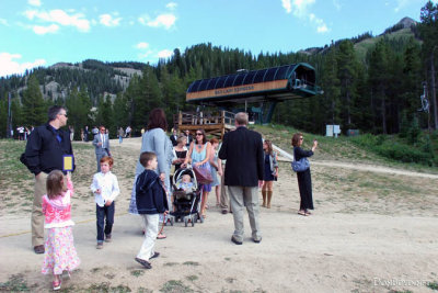Guests arriving at the top of the ski lift (2650)