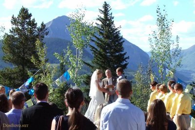 Closer up of guests witnessing Justin's and Erica's wedding ceremony (2685C)