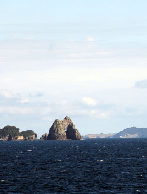 Hole in the Wall Passage - scenic cruising en route to Tauranga